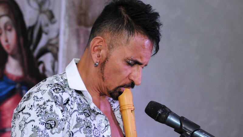Flautista tocando una flauta dulce