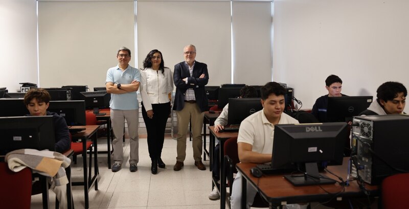 Estudiantes de la Universidad Autónoma de Nuevo León trabajando en un proyecto de investigación