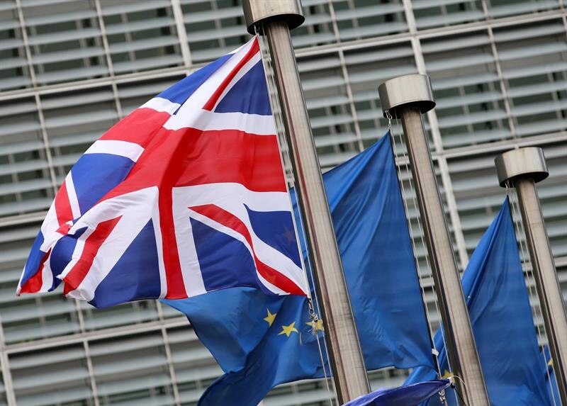 La bandera del Reino Unido ondea junto a la bandera de la Unión Europea.
