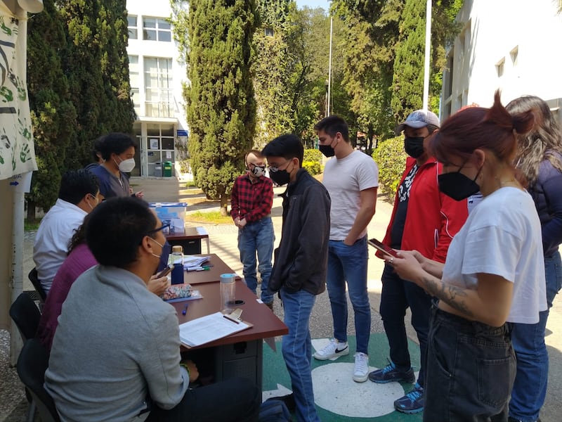 Estudiantes haciendo fila para registrarse en la universidad