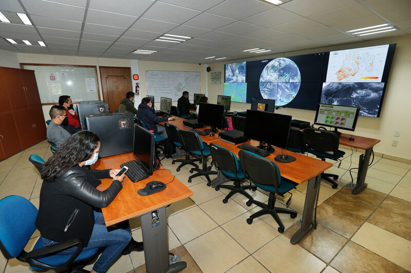 Sala de monitoreo y análisis de datos climáticos