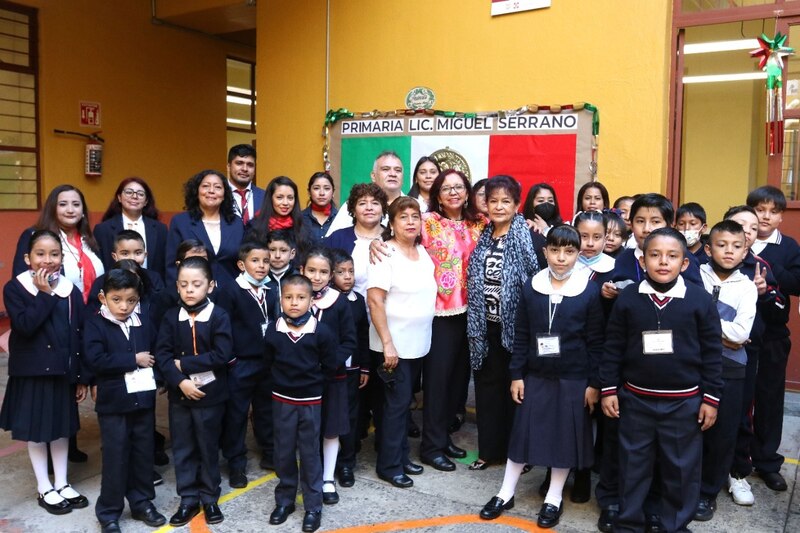 Profesores y alumnos de la escuela primaria Lic. Miguel Serrano