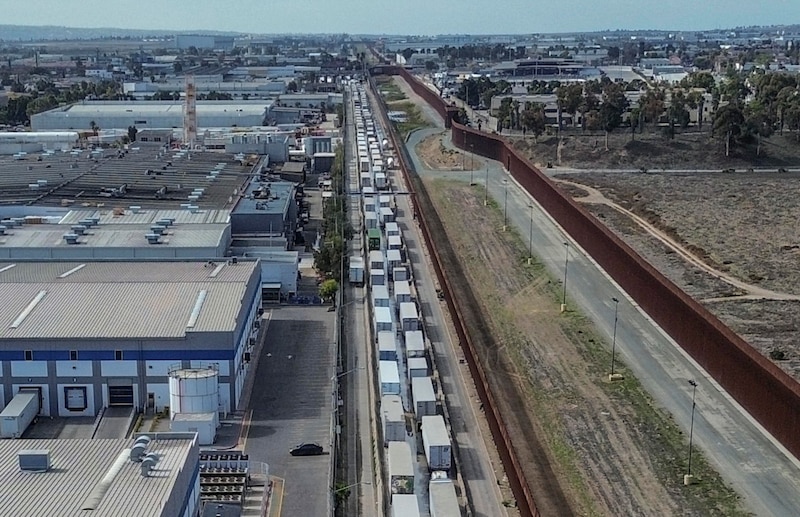 Fotografía de una fila de camiones esperando para cruzar la frontera con Estados Unidos este viernes, en Tijuana