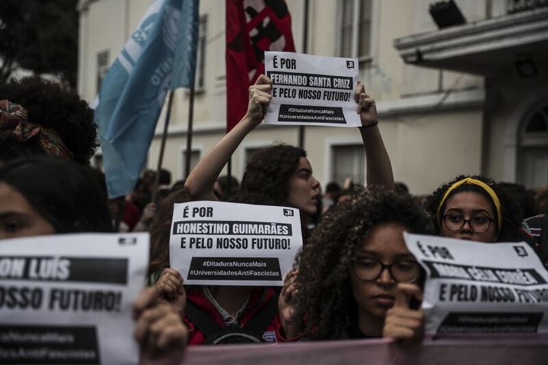 Estudiantes brasileños protestan contra el golpe de Estado