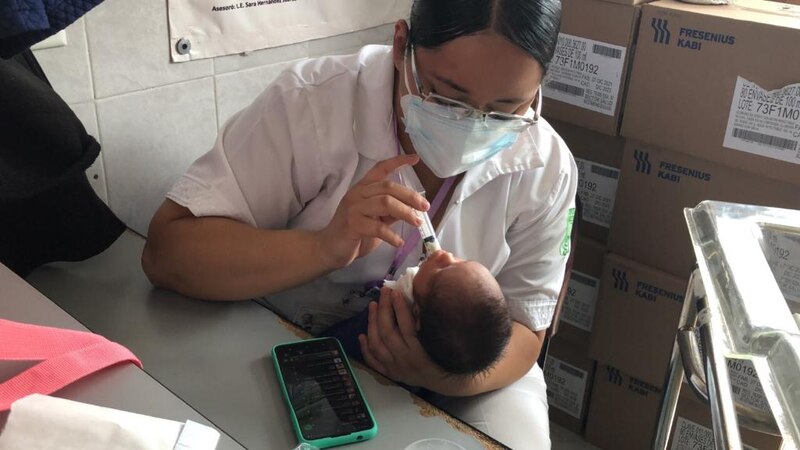 Una enfermera atiende a un bebé en un hospital