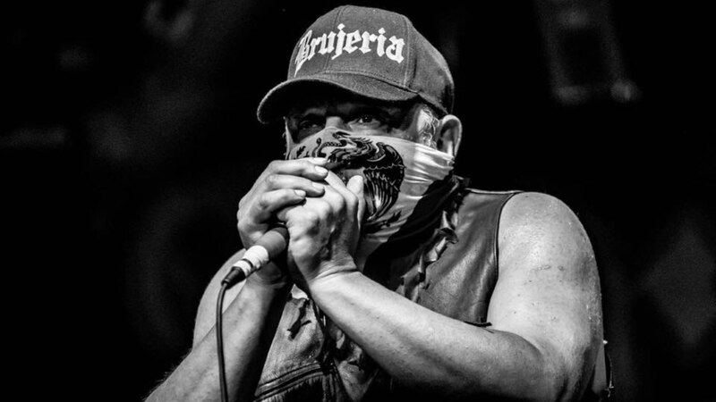 El rockero mexicano Maldita Vecindad canta con una máscara puesta