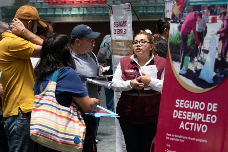 Personas se informan para activar el seguro del desempleo que otorga el gobierno capitalino durante la Feria del Empleo, en la Sala de Armas.