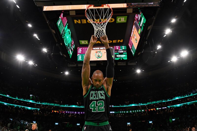 Jayson Tatum de los Celtics anota una clavada durante el partido contra los Knicks