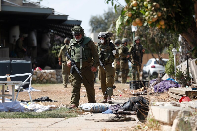 Soldados israelíes caminan junto a un cuerpo en Gaza