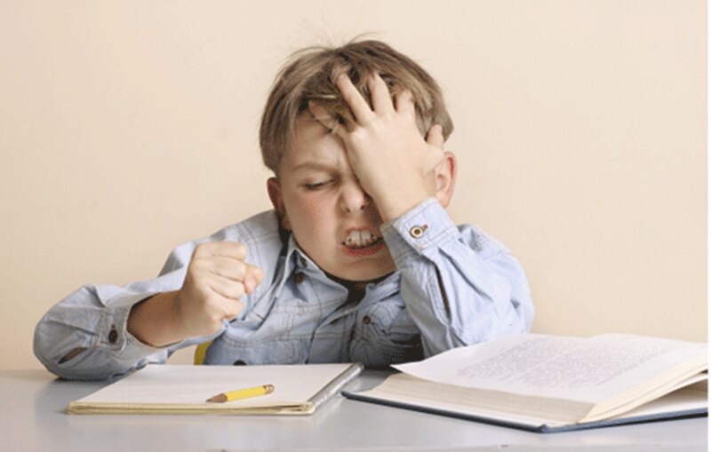 Niño frustrado con la tarea