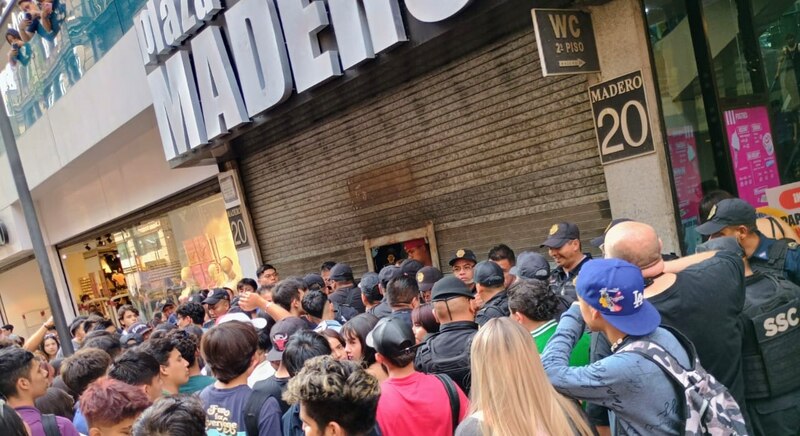 Multitud de personas en la entrada de un centro comercial en Madrid