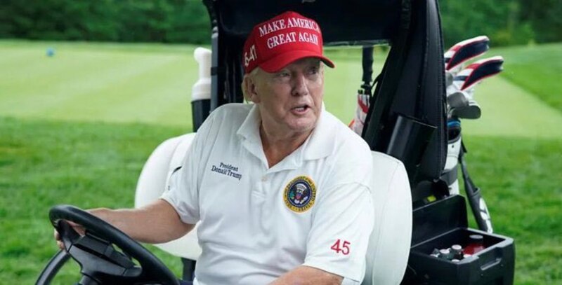 Trump jugando golf