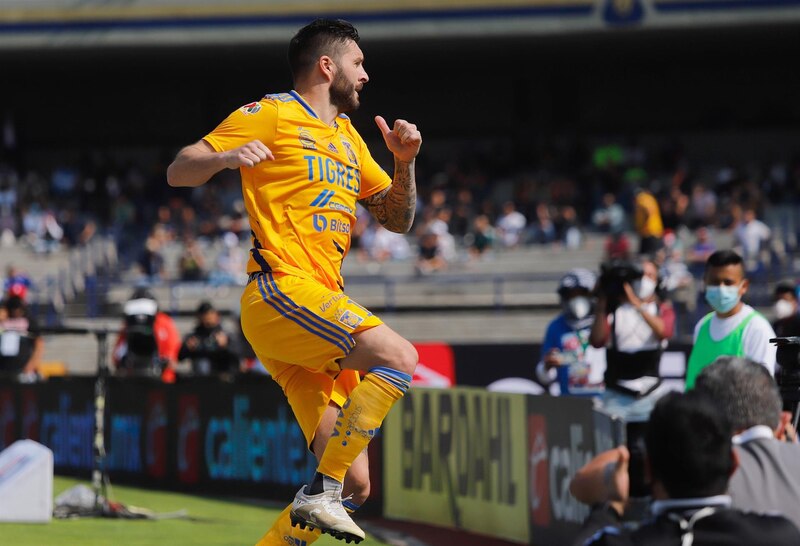 Jugador de fútbol celebra un gol
