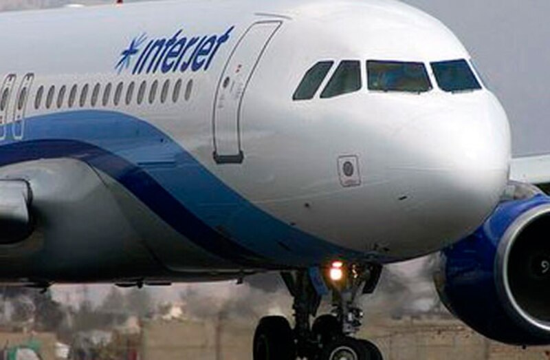 Un avión de Interjet en el aeropuerto