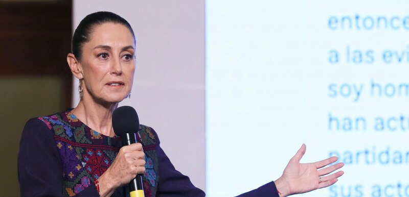 La senadora mexicana Xóchitl Gálvez habla en un evento público.