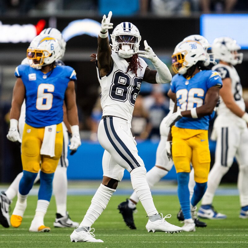 El jugador de los Cowboys, CeeDee Lamb, celebra un touchdown contra los Chargers