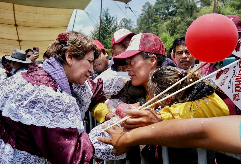 La candidata Delfina Gómez abraza a una niña durante un mitin de campaña en el Estado de México