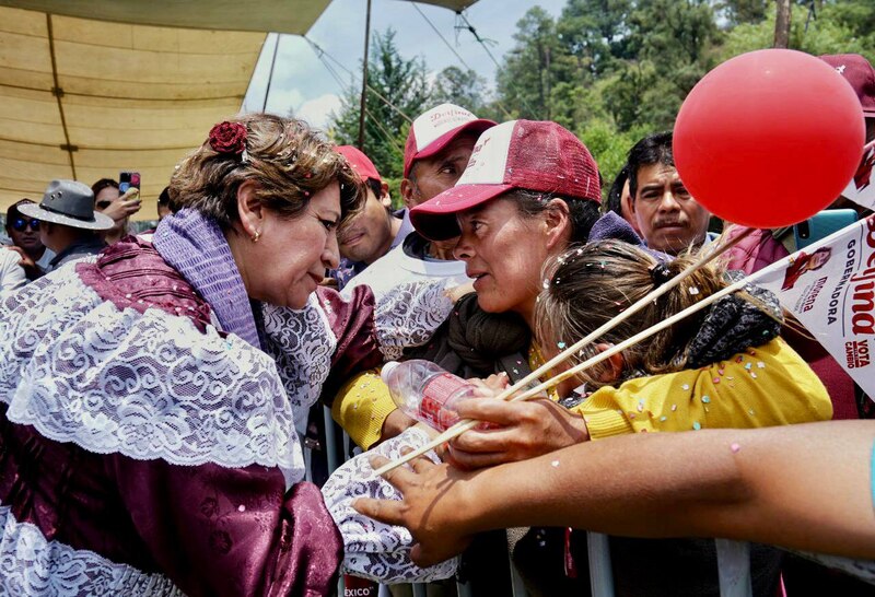 La candidata Delfina Gómez abraza a una niña durante un mitin de campaña en el Estado de México