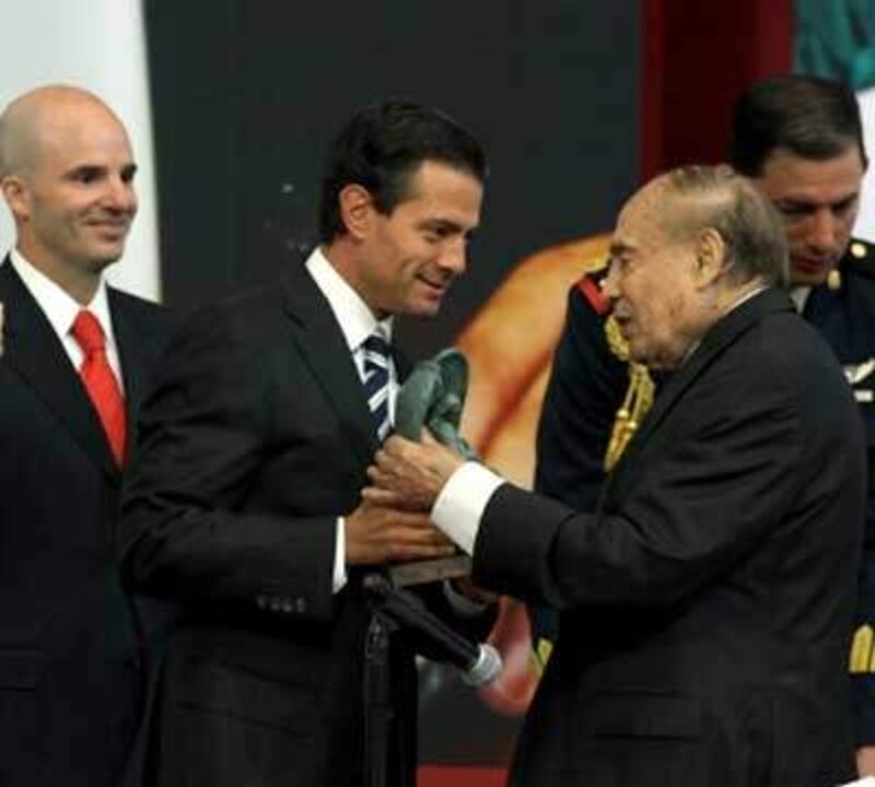 El presidente Enrique Peña Nieto entrega el Premio Nacional de Ciencias y Artes a Carlos Slim.