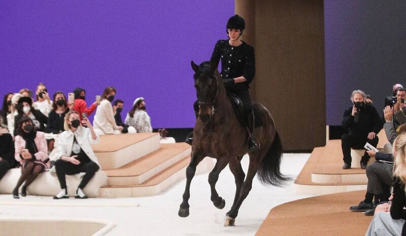 La modelo Charlotte Casiraghi monta a caballo en la pasarela de Chanel