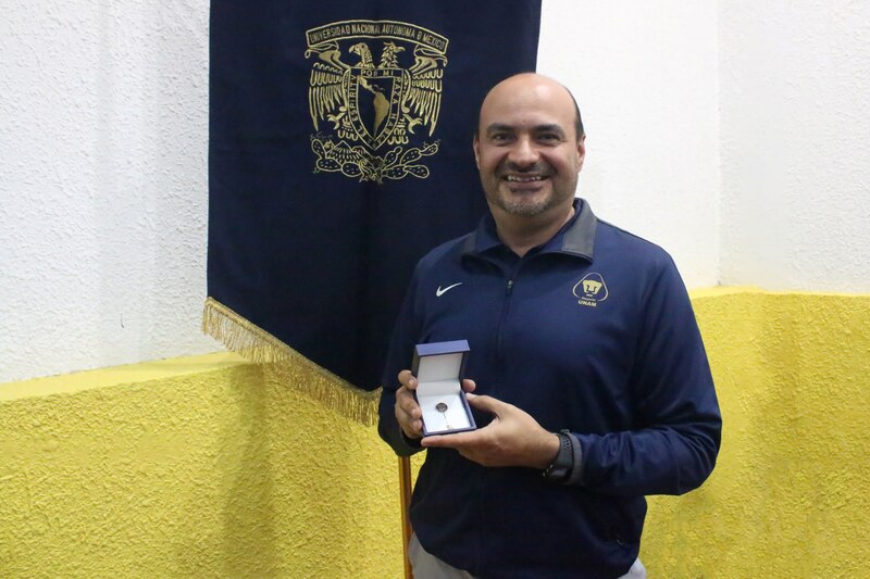 Entregan reconocimiento a entrenador de la UNAM