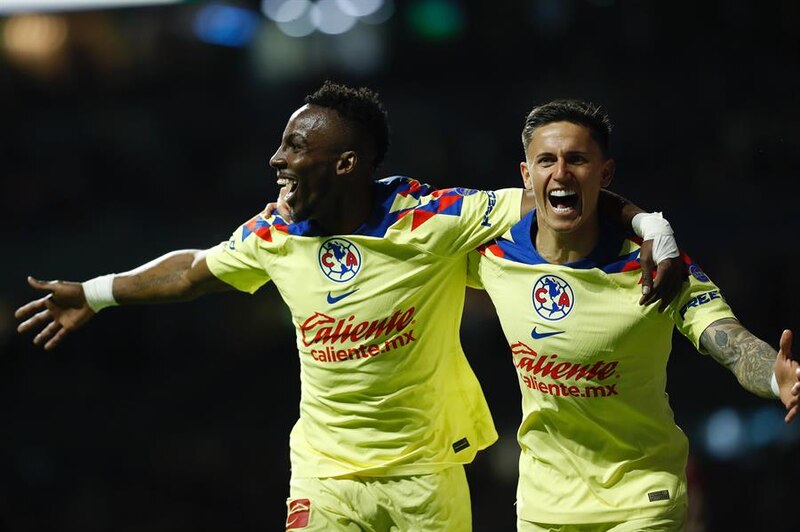 ¡Los jugadores del Club América celebran su victoria!