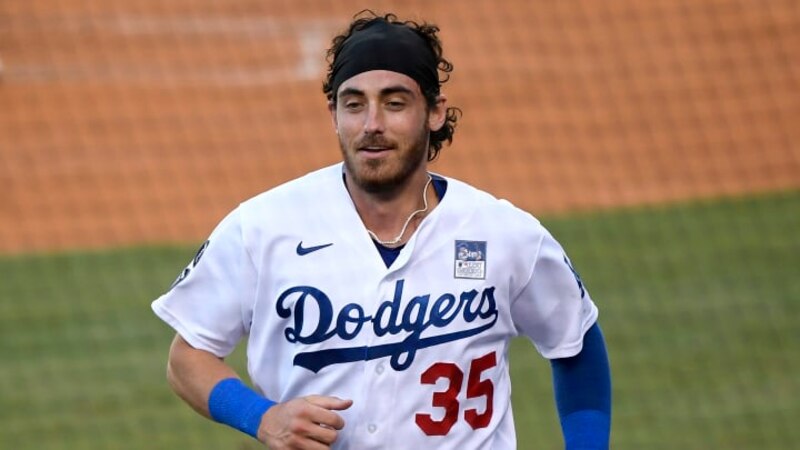 El jugador de los Dodgers, Edwin Ríos, conecta un jonrón en el juego contra los Padres.