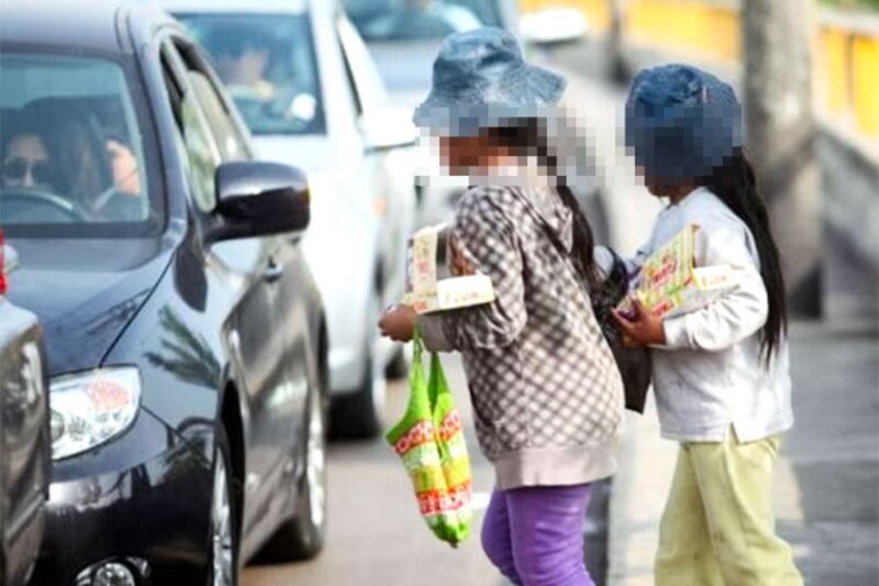 Niñas pidiendo limosna en la calle