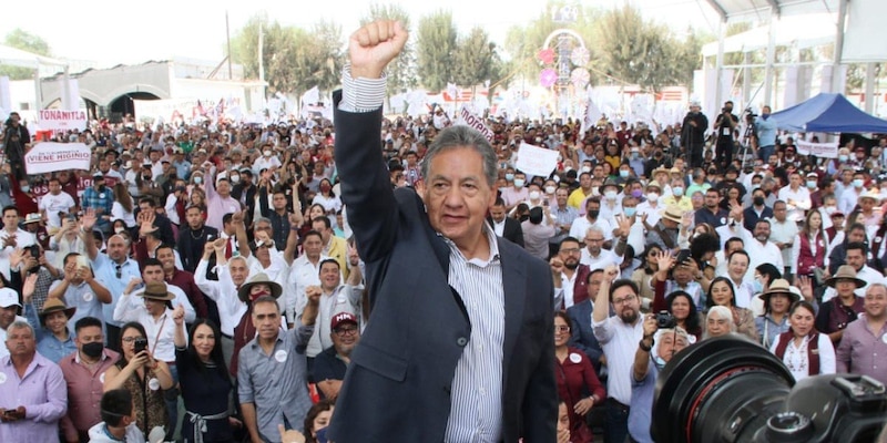 AMLO ante una multitud en un mitin.