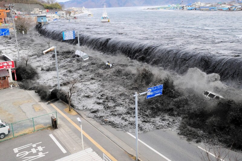 Un tsunami arrasa una ciudad costera