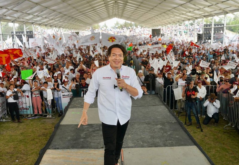 El candidato presidencial Andrés Manuel López Obrador pronuncia un discurso ante una multitud en un mitin de campaña.