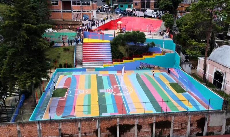 Cancha de fútbol pintada de colores en una favela de Medellín