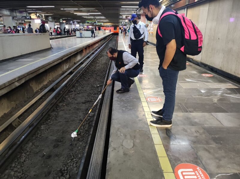 Un trabajador del metro limpia las vías