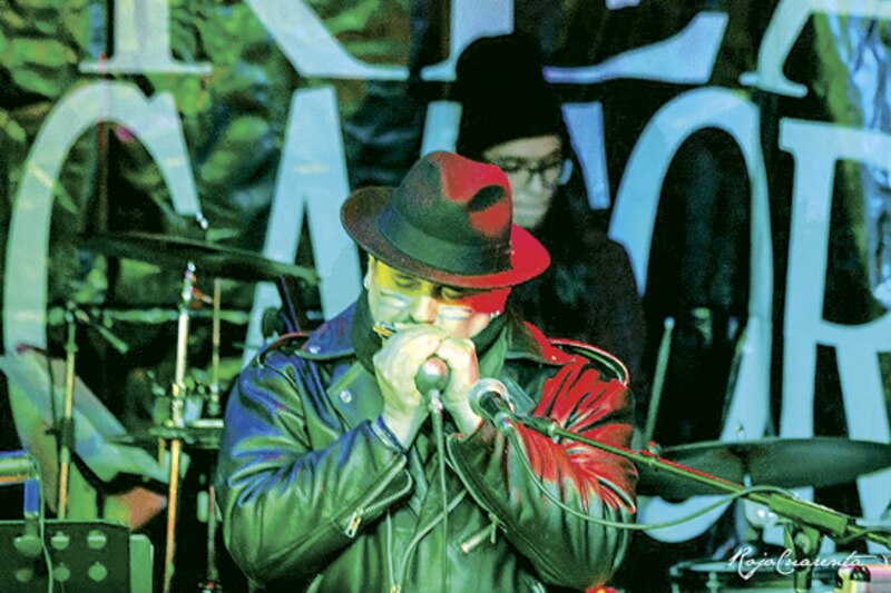 Un hombre tocando la armónica