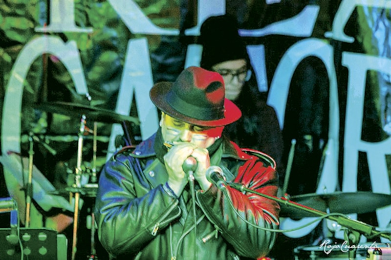 Un hombre tocando la armónica