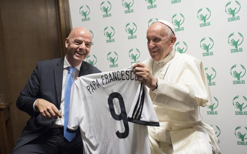 El Papa Francisco recibe una camiseta de fútbol de parte de un jugador del Real Madrid