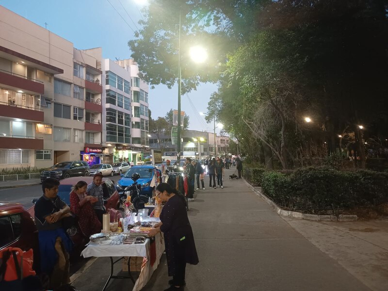 Una vendedora ambulante vende comida en una calle de la Ciudad de México.