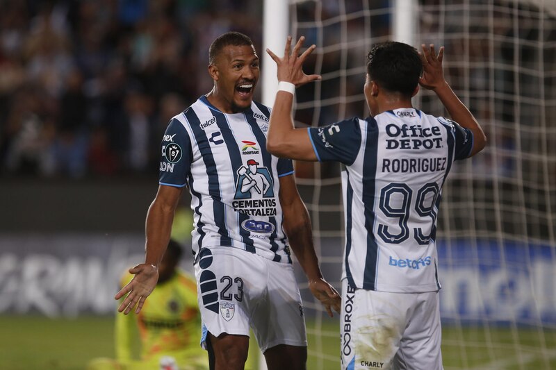 Jugadores de fútbol celebrando un gol
