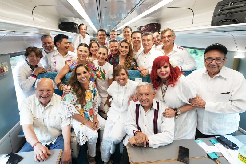 Políticos mexicanos viajando en tren