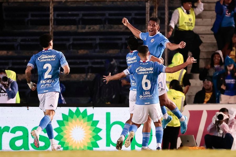 Jugadores de fútbol celebrando un gol