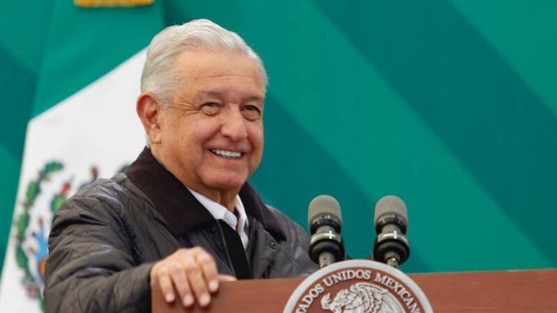 El presidente Andrés Manuel López Obrador sonríe durante una conferencia de prensa.