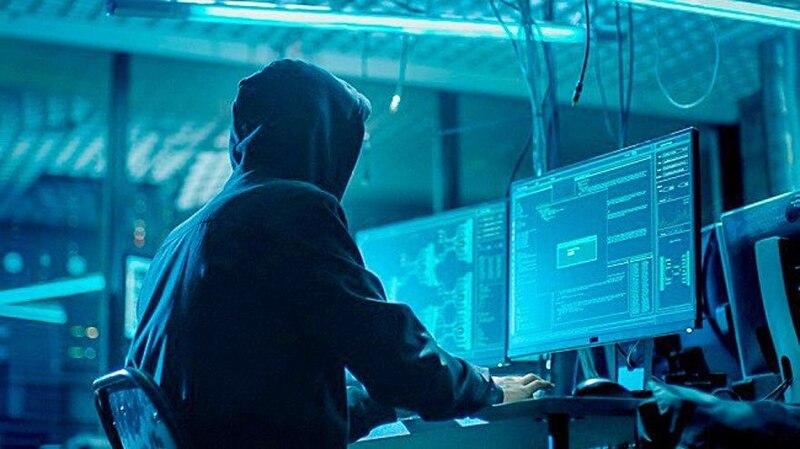 Un hacker enmascarado roba datos de una computadora