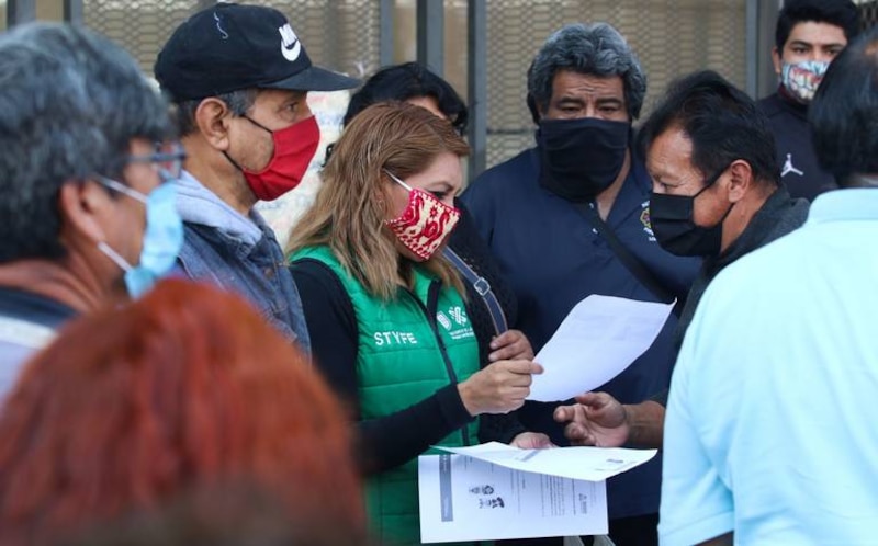 Jornada de vacunación contra el COVID-19 en una comunidad de bajos recursos.