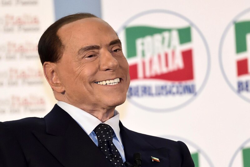 Silvio Berlusconi, el exprimer ministro de Italia, sonríe durante una conferencia de prensa.