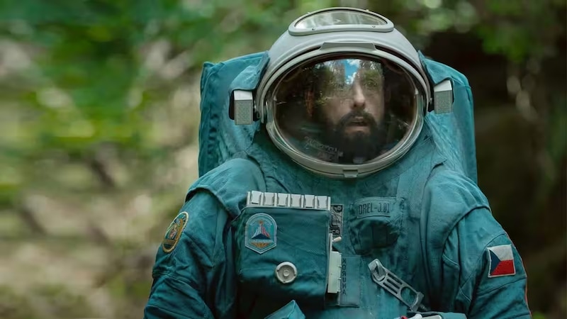 Un astronauta en un bosque