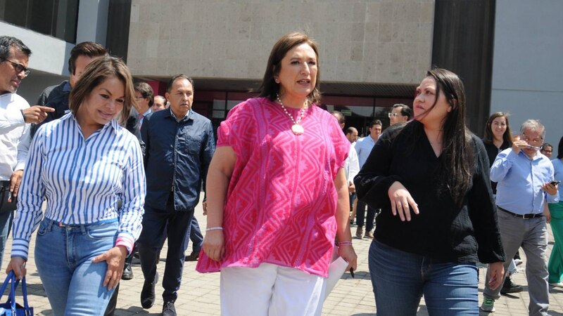 La Jefa de Gobierno, Claudia Sheinbaum, camina por el campus de la UNAM.