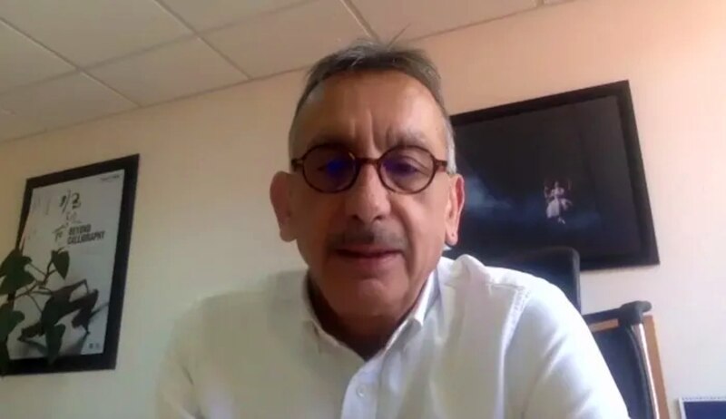 El Dr. Juan García, un médico de renombre mundial, da una conferencia sobre los últimos avances en la medicina.