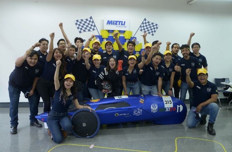 Equipo de estudiantes de la Universidad de las Américas Puebla (UDLAP) con su auto de carreras ecológico.