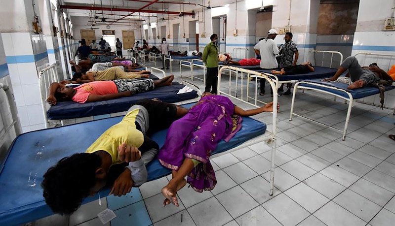 Pacientes en un hospital público en India