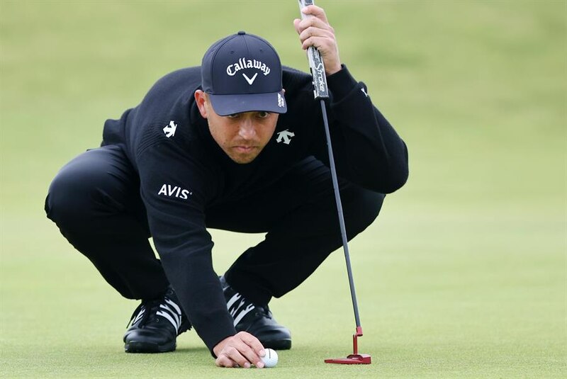 El golfista profesional松山英樹, también conocido como Hideki Matsuyama, se prepara para hacer un putt durante un torneo de golf.
